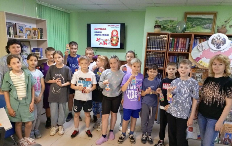 Для ребят школьного летнего лагеря в библиотеке был организован увлекательный мастер-класс «Матрёшка — символ России».