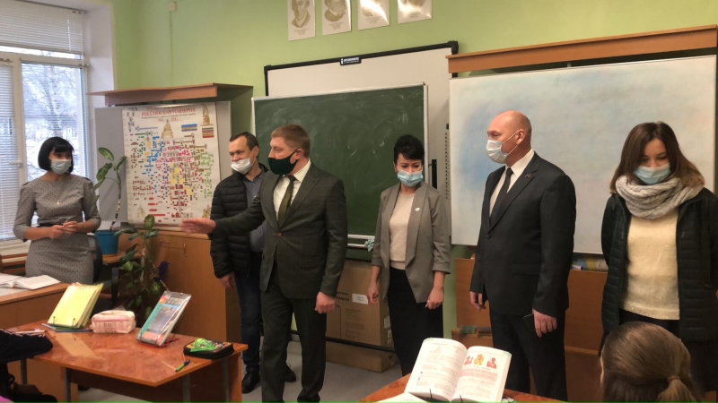 Виктор Юткин проверил соблюдение санитарных норм в школе
