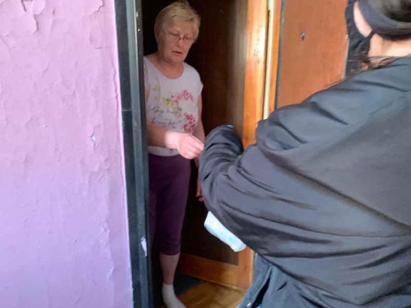  В Молодёжном волонтеры привозят продукты и лекарства пенсионерам и инвалидам