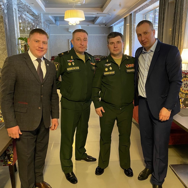   Виктор Юткин поздравил Владимира Завадского с присвоением очередного звания