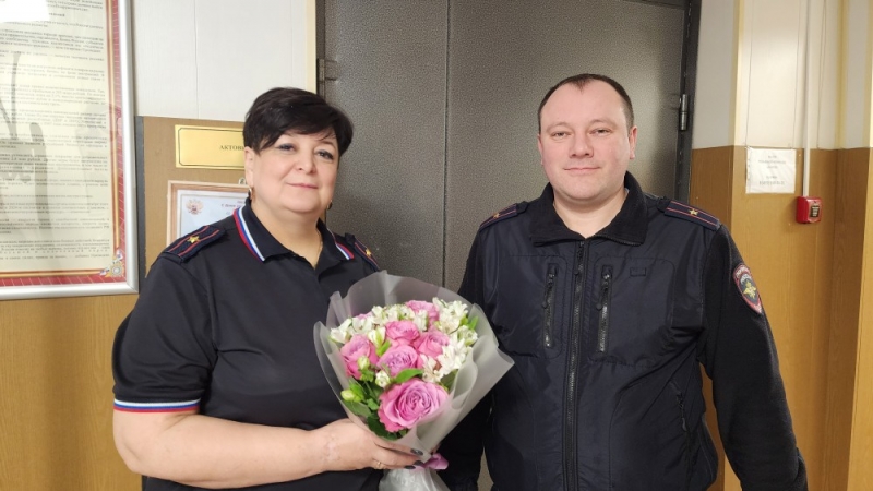 Во Власихе полицейские поздравили женщин с 8 Марта