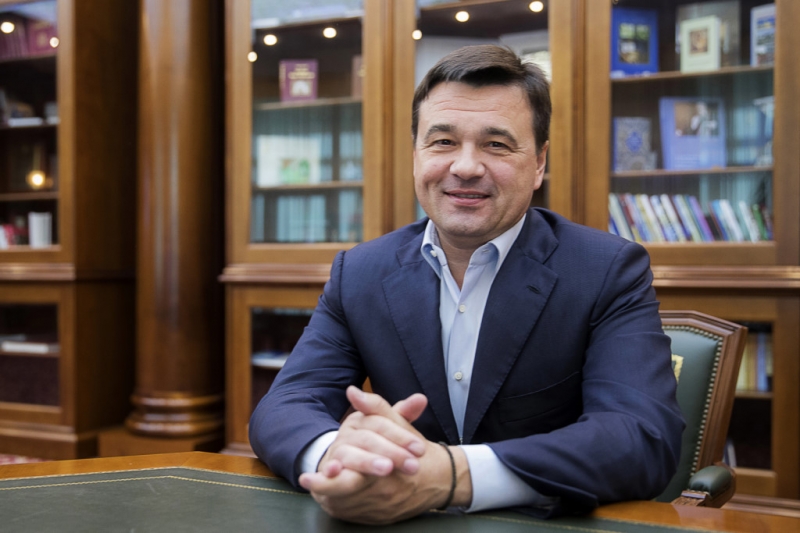 Андрей Воробьев позвонил по телефону участнице Великой Отечественной войны Вере Книр