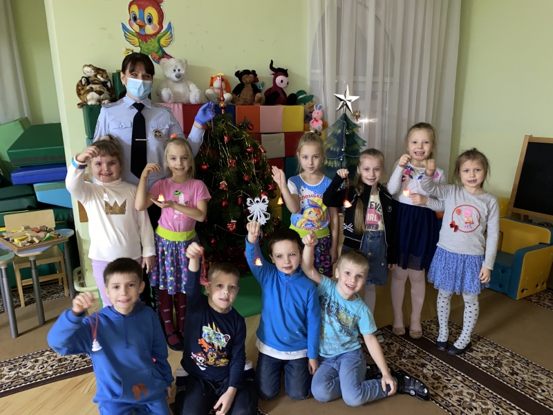 Госавтоинспекция провела мастер-класс по изготовлению световозвращающих элементов с дошкольниками