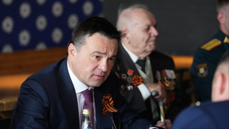 Андрей Воробьев вместе с ветеранами возложил цветы к Могиле Неизвестного Солдата в Москве