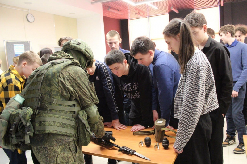 В Молодёжном провели акцию «Есть такая профессия – Родину защищать»