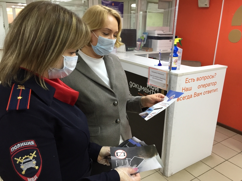 Госавтоинспекция провела беседы с посетителями салона связи МТС