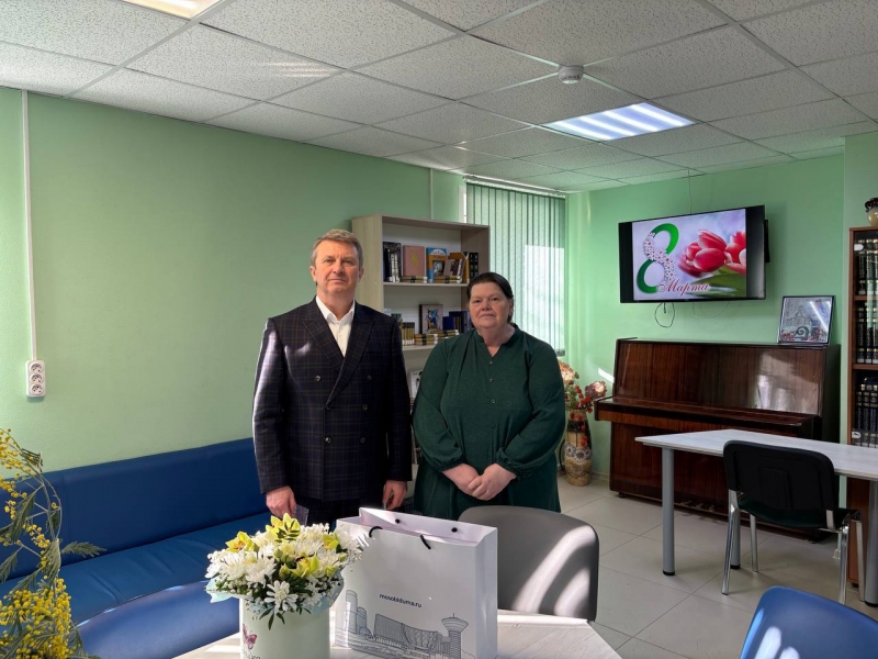 Олег Рожнов приехал поздравить с Международным женским днём маму участника СВО, Надежду Михайловну.
