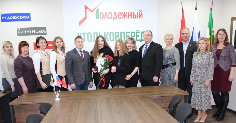 Школьница из Молодёжного получила первый паспорт