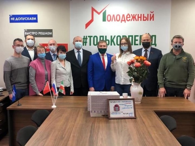 Виктор Юткин вручил Вере Делеуровой  ключи от двухкомнатной квартиры