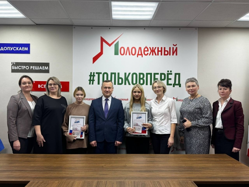 Глава округа Михаил Петухов вручил первые паспорта Гузевой Софье и Поповской Светлане