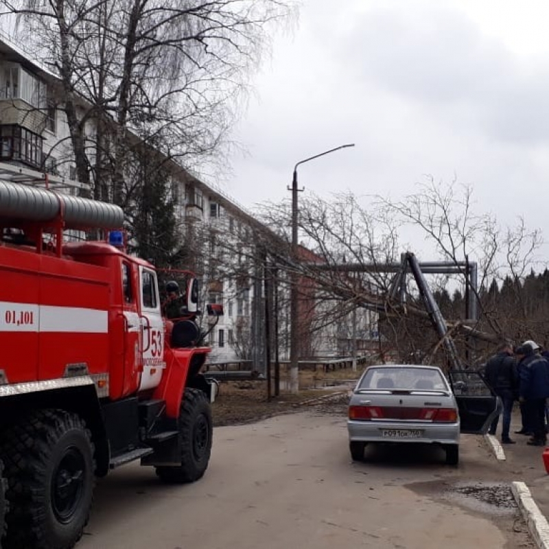 Сильные порывы ветра повредили линию электропередачи в Молодёжном