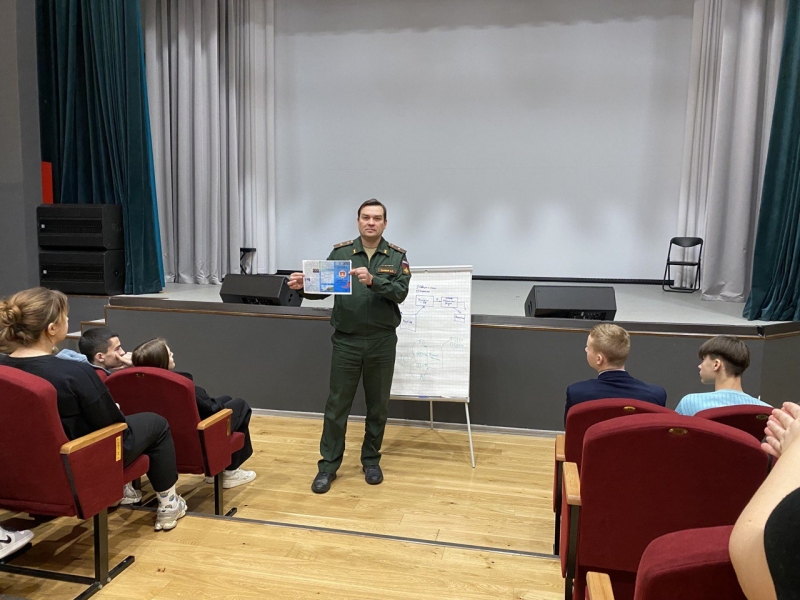 В рамках недели функциональной грамотности школьники Молодёжного встретились с представителем полевого учреждения «Южное» Центрального Банка России Алексеем Башковым 