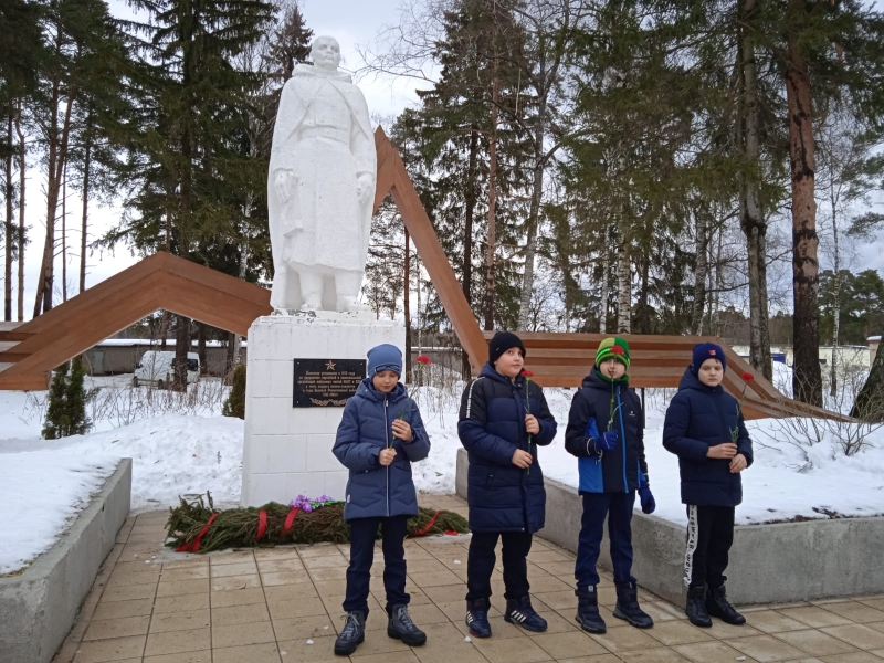 Школьники Молодёжного приняли участие в поэтическом микрофоне «Слава защитникам Отечества»