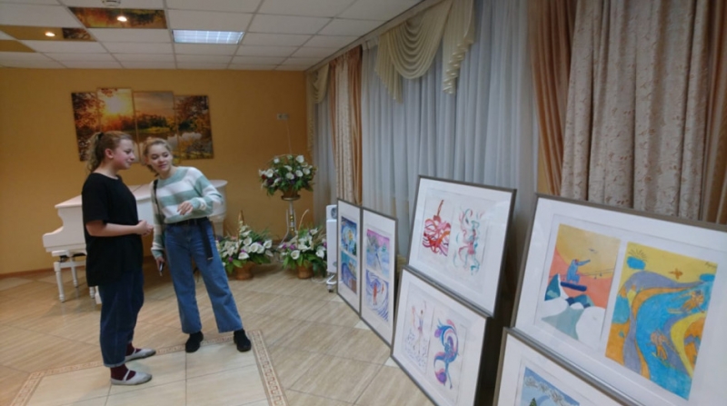 Выставка работ «Спортивная зима» открылась в школе искусств Молодёжного