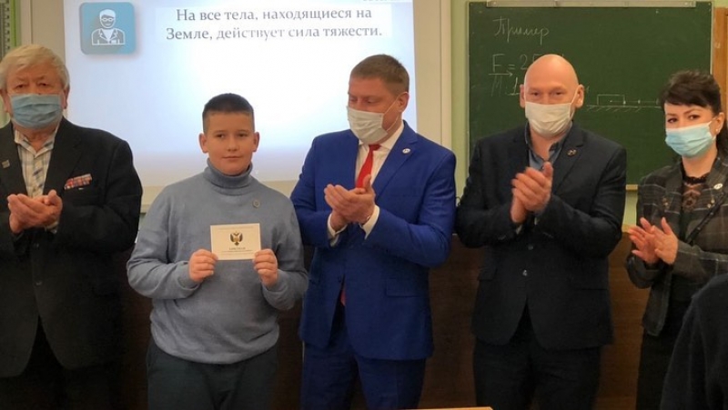 Виктор Юткин вручил удостоверения о присвоении спортивного разряда по радиоспорту школьникам