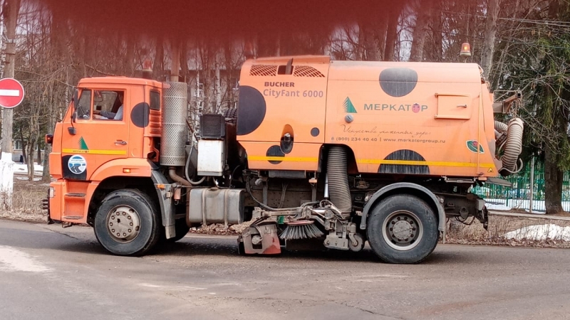 В Молодёжном пытаются ликвидировать с улиц песок и пыль с помощью машины-пылесоса