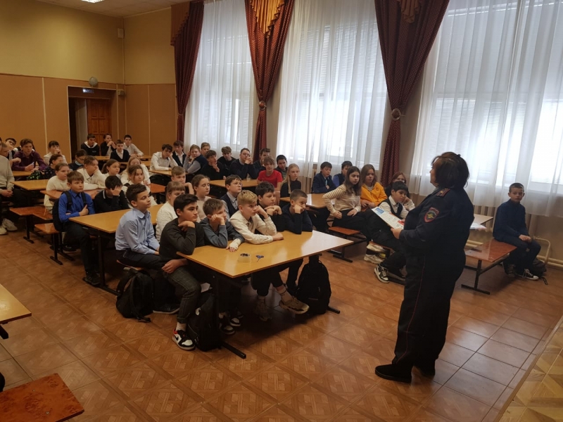 В рамках подготовки и проведения праздничных мероприятий, посвященных «Новому году и Рождеству», а также в преддверии «Зимних каникул» 15.12.2022 года в МОУ сош городского округа Молодёжный были проведены профилактические беседы