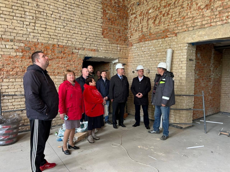 Депутат Московской областной Думы Александр Баранов провел выездную проверку хода капитального ремонта средней школы в Молодежном