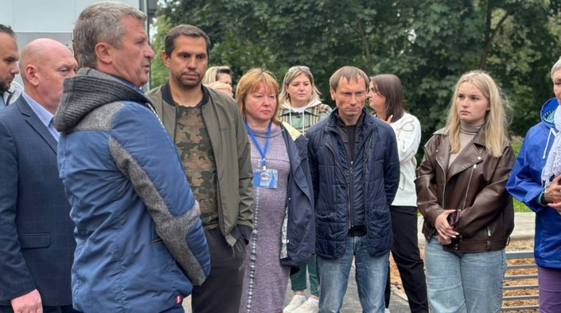 Олег Рожнов вместе с заместителем главы городского округа Молодёжный Любовью Тарасовой, председателем Совета депутатов Сергеем Бочкарёвым, участниками проекта «ПолитСтарт» Юлией Швец и Златой Романтеевой, депутатом Совета депутатов Викторией Олейниковой и