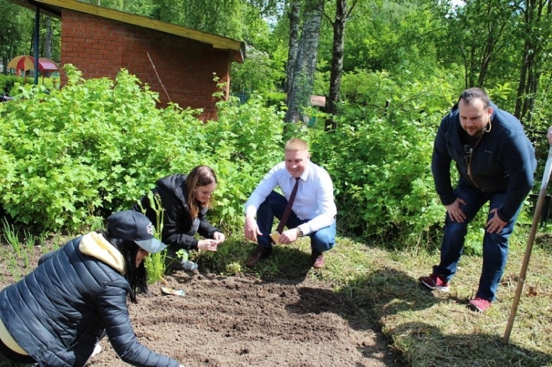  В День защиты детей в Молодёжном высадили овощи