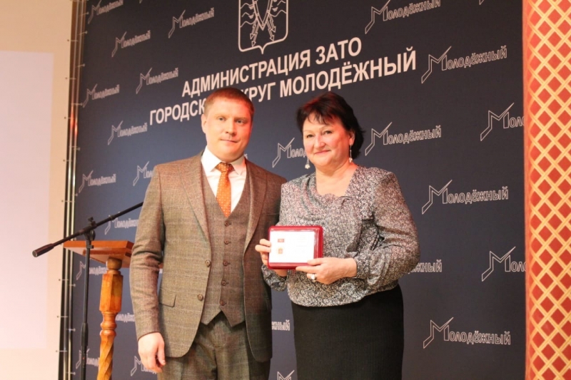 Виктор Юткин вручил юбилейную медаль 
