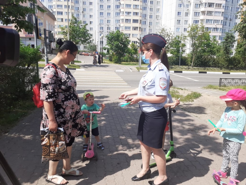 Сотрудники Госавтоинспекции в дворовых территориях провели пропагандистскую акцию «Безопасный двор»