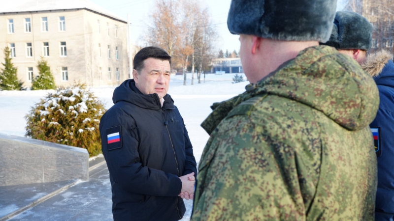 Андрей Воробьев возложил цветы к памятнику десантникам в Наро-Фоминске