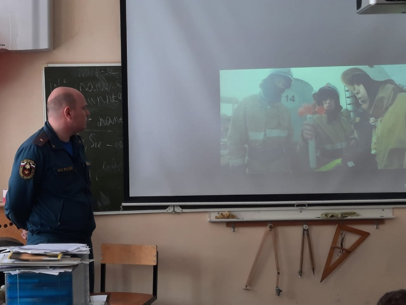 В Молодёжном продолжаются уроки пожарной безопасности для несовершеннолетних детей. 