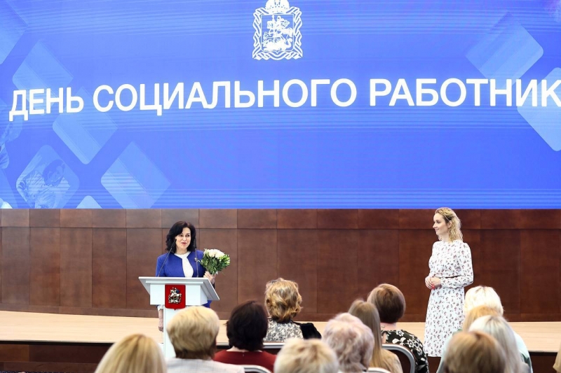 Андрей Воробьев совместно с уполномоченным по правам ребенка при Президенте РФ Марией Львовой-Беловой поздравил с праздником подмосковных соцработников 