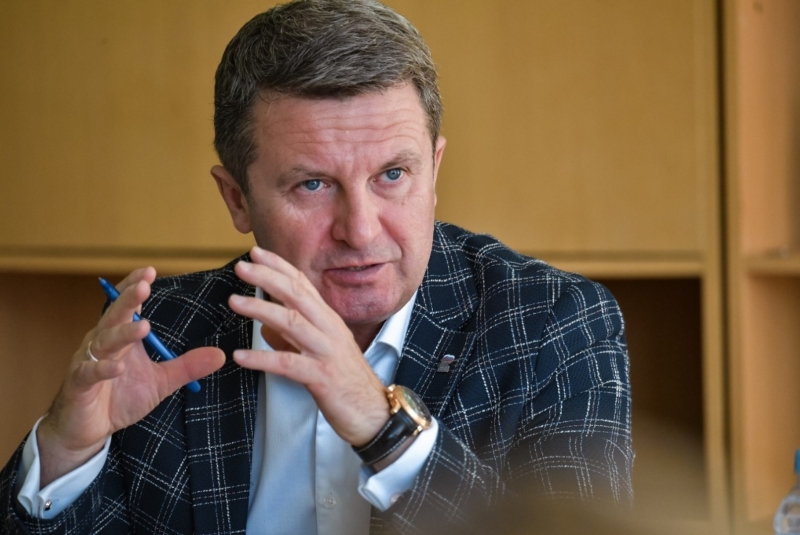 Олег Рожнов связался по телефону с Главой ЗАТО Молодежный Виктором Юткиным