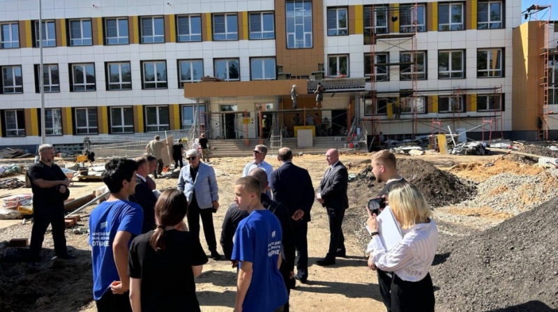 Олег Рожнов совместно с депутатом Государственной Думы ОтариАршбой, депутатом Московской областной Думы Александром Барановым, главой городского округа Молодежный Андреем Михайловым и жителями осмотрели школу, где завершается капитальный ремонт в рамках п