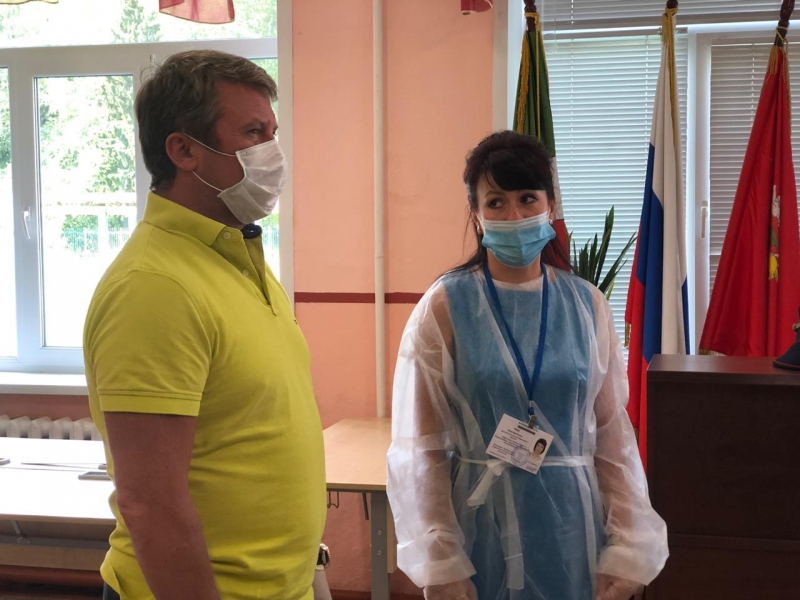Олег Рожнов оценил уровень избирательного участка в Молодёжном