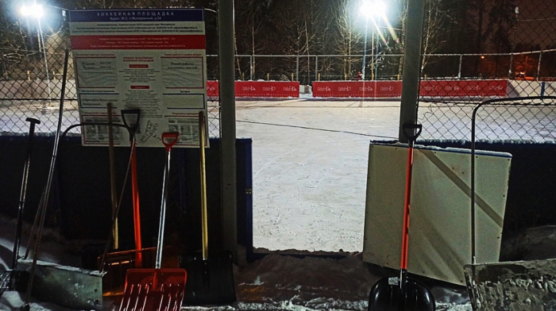  Спортсмены и депутаты приняли участие в подготовке катка