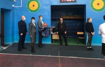  Депутат Олег Рожнов преподнес в дар школе волейбольные мячи