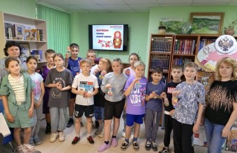 Для ребят школьного летнего лагеря в библиотеке был организован увлекательный мастер-класс «Матрёшка — символ России».