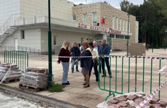Олег Рожнов вместе с заместителем главы городского округа Молодёжный Любовью Тарасовой, председателем Совета депутатов Сергеем Бочкарёвым и участником проекта «ПолитСтарт» Юлией Швец осмотрел площадь у Дома культуры, где в эту субботу пройдёт День города.