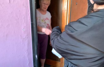  В Молодёжном волонтеры привозят продукты и лекарства пенсионерам и инвалидам