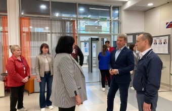 Заместитель Председателя Московской областной Думы Олег Рожнов посетил избирательный участок в Молодёжном