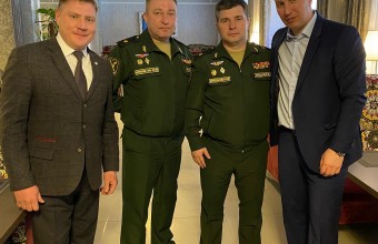   Виктор Юткин поздравил Владимира Завадского с присвоением очередного звания