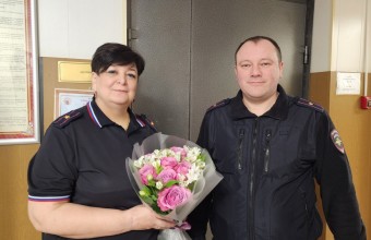 Во Власихе полицейские поздравили женщин с 8 Марта
