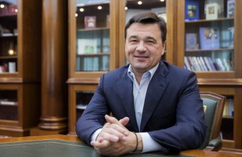 Андрей Воробьев позвонил по телефону участнице Великой Отечественной войны Вере Книр