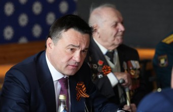 Андрей Воробьев вместе с ветеранами возложил цветы к Могиле Неизвестного Солдата в Москве