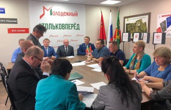 Виктор Юткин поздравил Сергея Бочкарева с избранием председателем Совета депутатов