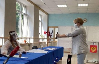 Элла Памфилова проголосовала по поправкам в Конституцию РФ на избирательном участке в Истре