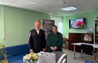 Олег Рожнов приехал поздравить с Международным женским днём маму участника СВО, Надежду Михайловну.