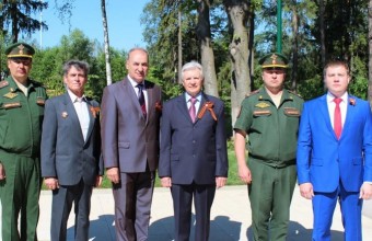Глава Молодёжного Виктор Юткин поздравил Ивана Катревича