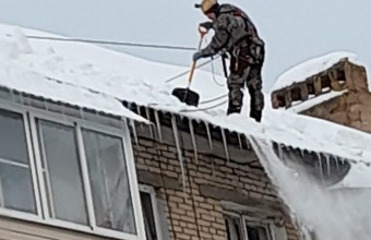 Управляющая организация начала работу по очистке скатных кровель