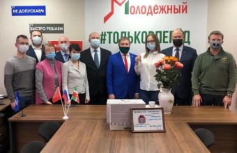 Виктор Юткин вручил Вере Делеуровой  ключи от двухкомнатной квартиры
