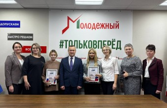Глава округа Михаил Петухов вручил первые паспорта Гузевой Софье и Поповской Светлане