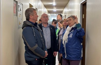 Олег Рожнов вместе с заместителем главы городского округа Молодёжный Любовью Тарасовой, председателем Совета депутатов Сергеем Бочкарёвым, участником проекта «ПолитСтарт» Юлией Швец, депутатом Совета депутатов и директором школы искусств Викторией Олейник